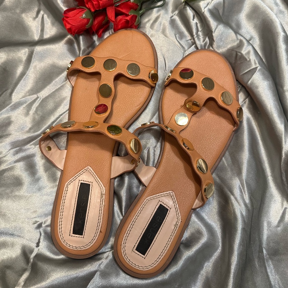 🌹KENSIE • Women’s Tan Slide Sandals with Gold Stud Accents